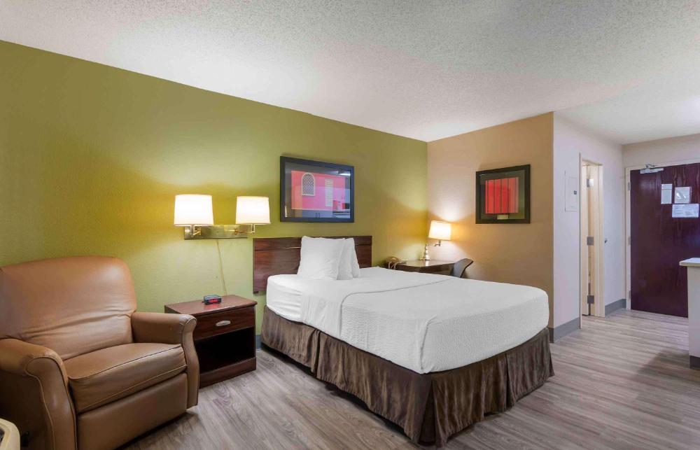 Queen studio with 1 Queen Bed - Disability Access/Non-Smoking interior